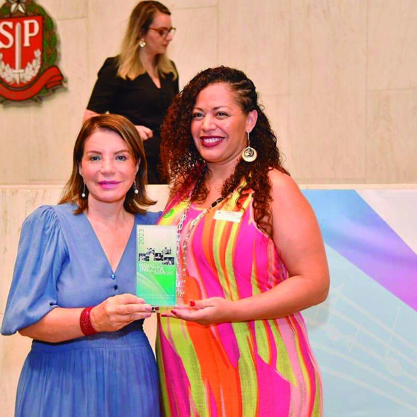 A deputada Professora Bebel ao fazer a entrega do prêmio Inezita Barroso à cantora piracicabana Elaine Teotônio, na edição do ano passado.Crédito: Divulgação