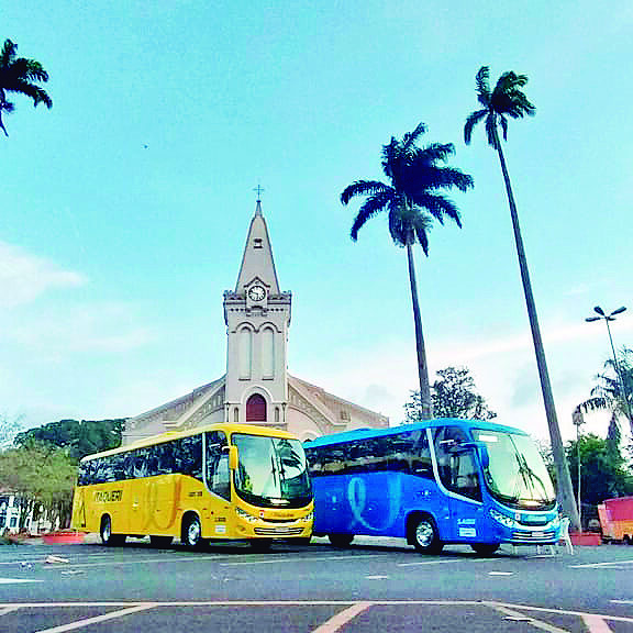 Os veículos, decorados, em frente à Igreja Mariz de São Pedro, sábado (12). Crédito: Divulgação