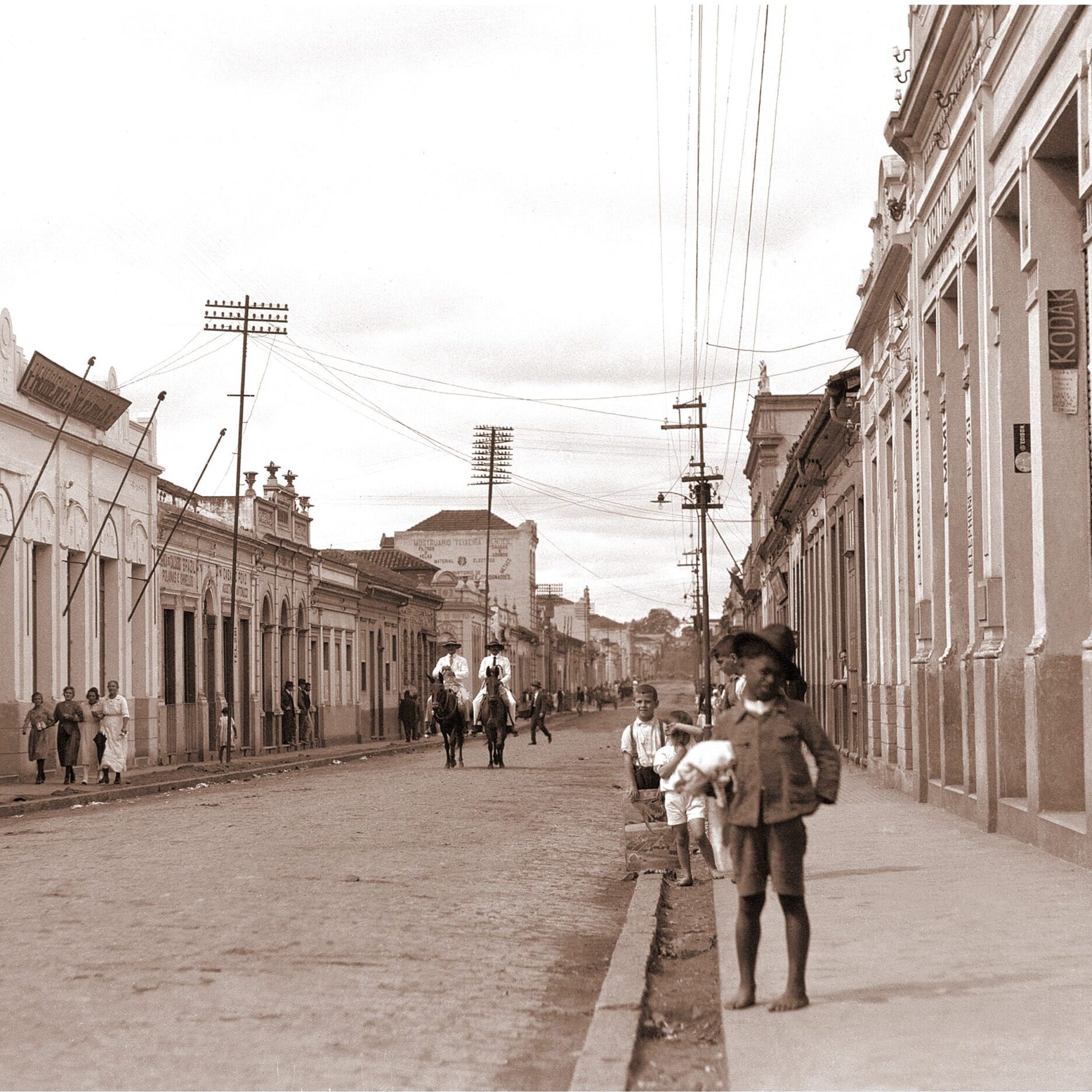 Fotografia, preto e branco, registrada, provavelmente, na década de 1930, na antiga rua do Comércio, atual rua Governador Pedro de Toledo