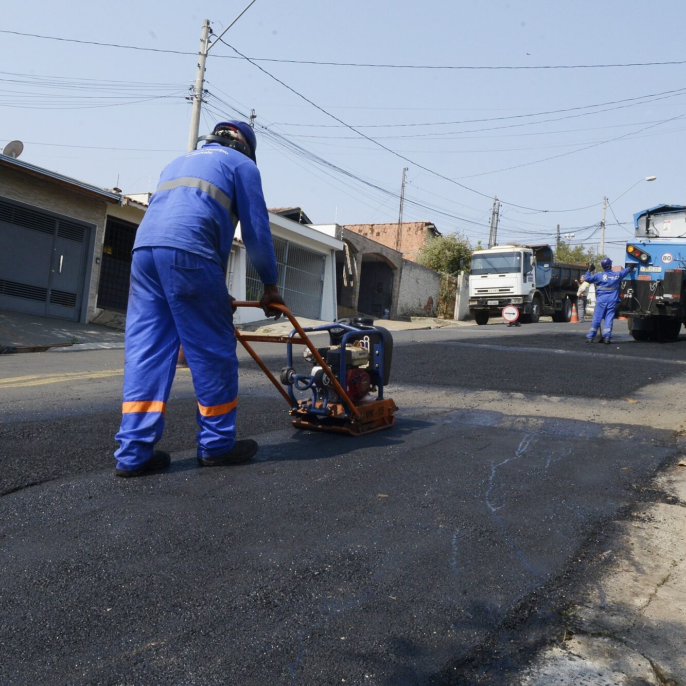 Doze vias, em 11 bairros, receberam serviços de tapa-buraco na última semana