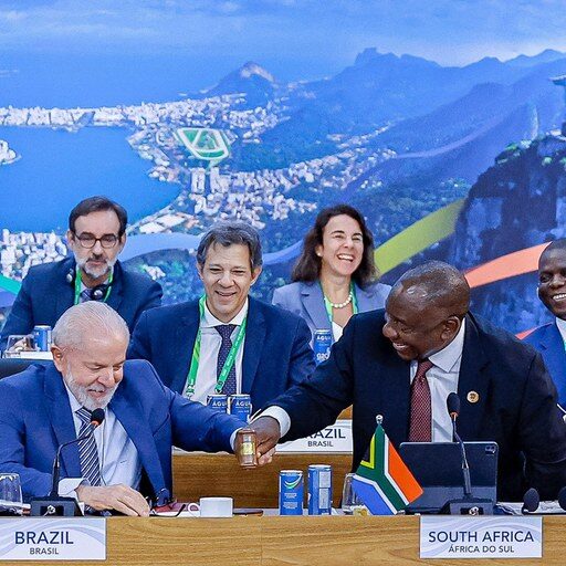 Presidente Lula bate o martelo que passa oficialmente a presidência do G20 ao presidente Ramaphosa, da África do Sul. CRÉDITO: Ricardo Stuckert / PR