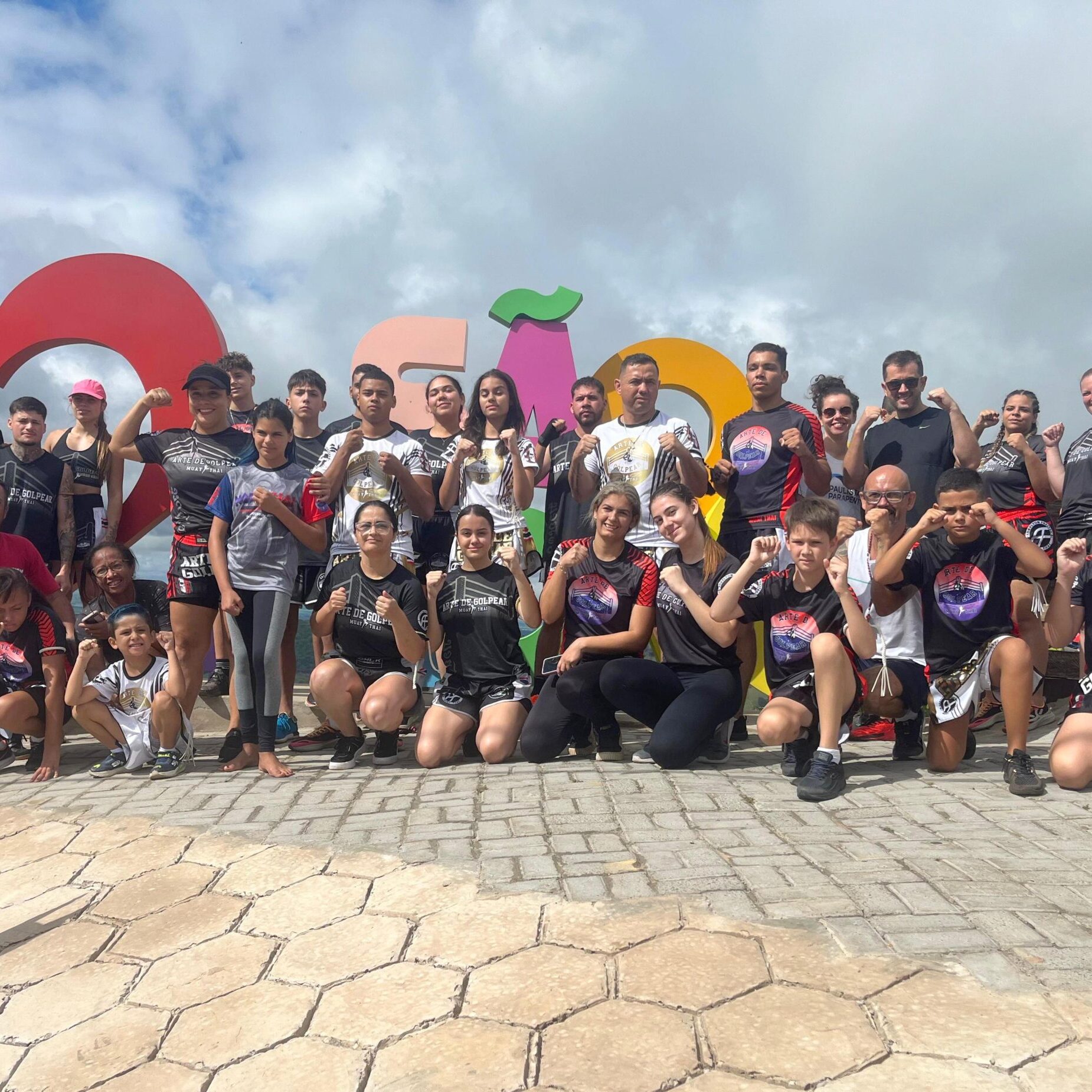 Caminhada também foi marcada com a entrega de certificados aos alunos de Muay Thai - foto: Divulgação