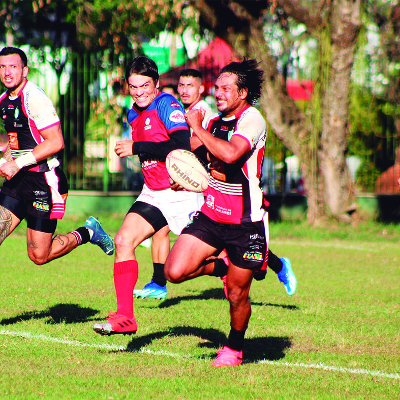 Matheus Cruz carrega a bola para marcar um dos tries do Jacareí Rugby na partida. Crédito: Ícaro Leal/Jacareí Rugby