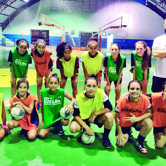 O professor Rodrigo Dias e as atletas do futsal feminino da Selam. CRÉDITO: Divulgação