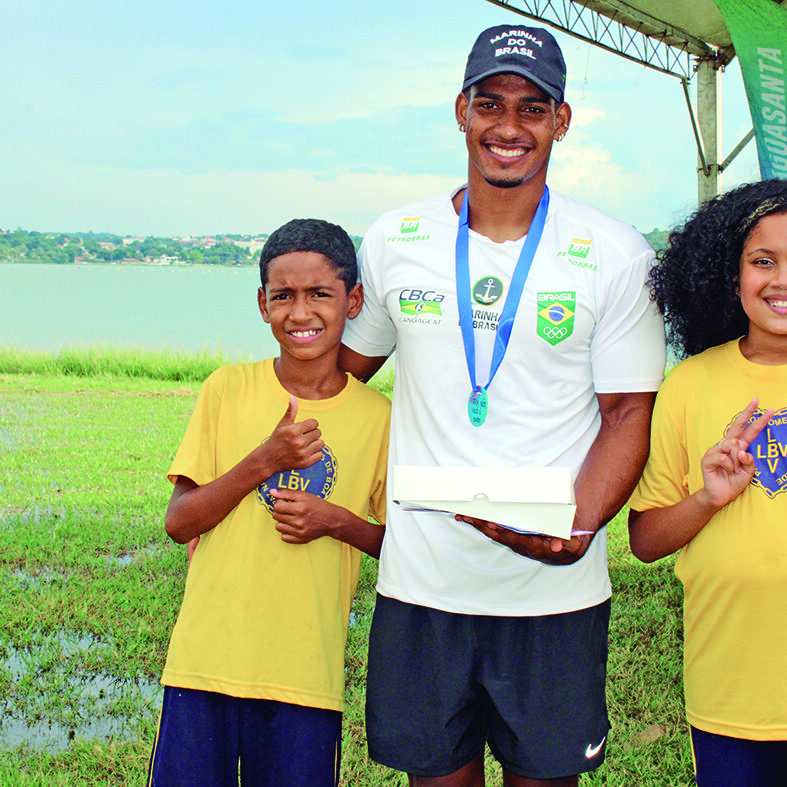 Filipe Vieira, da canoagem, foi um dos atletas homenageados pelas crianças da LBV. Crédito: Divulgação