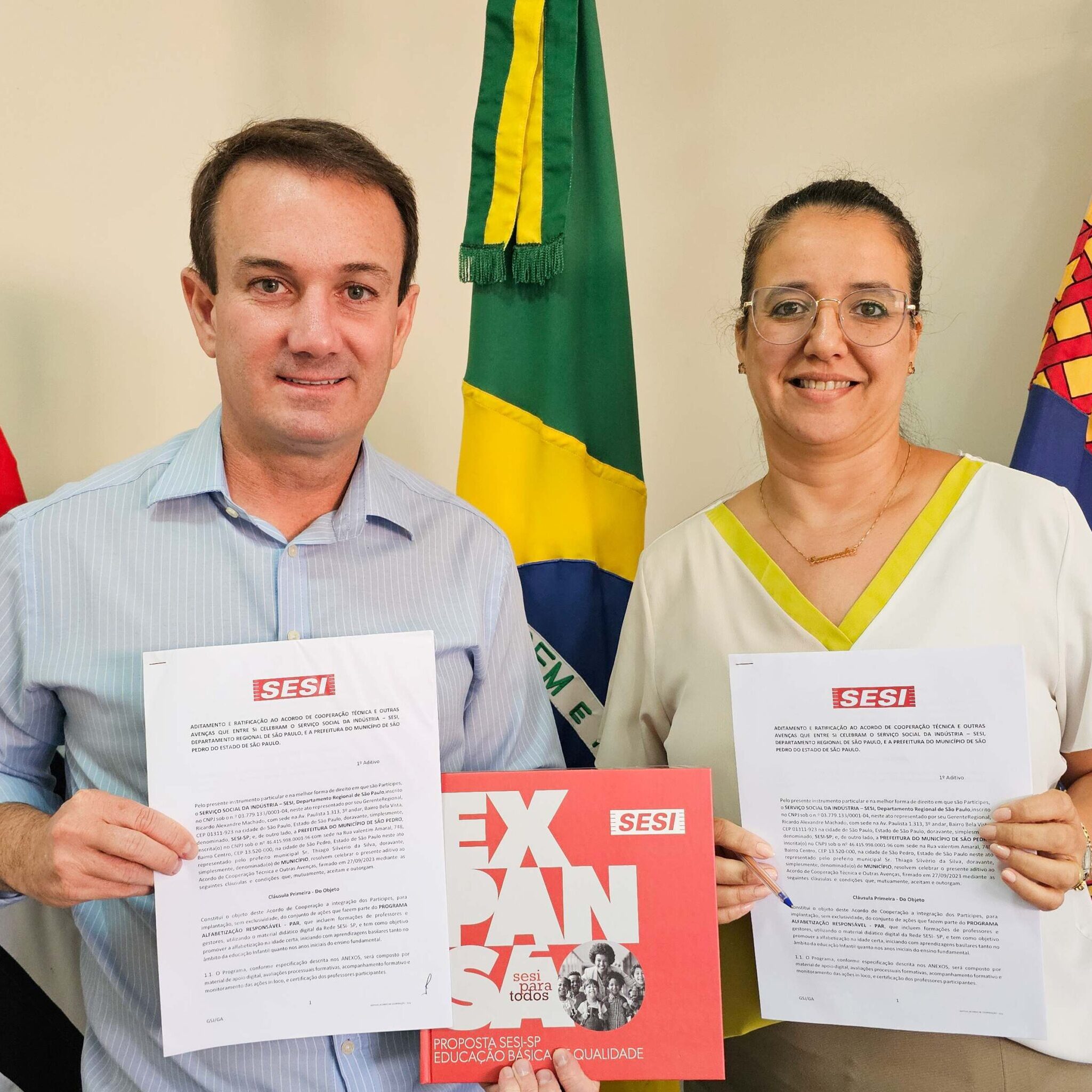 Prefeito Thiago Silva e a secretária de Educação Samanta Bontorim com os convênios do Sesi