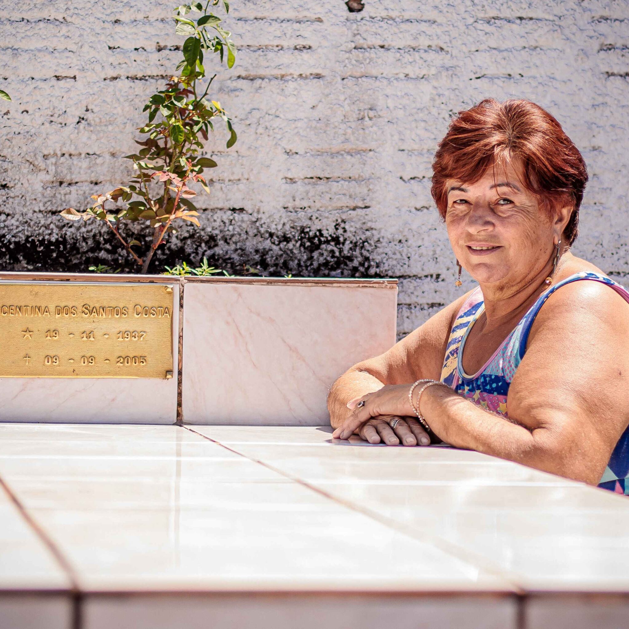 Roselaine Baltieri vai todas as semanas ao Cemitério da Saudade visitar o túmulo dos pais - fotos: Tiago Stoco